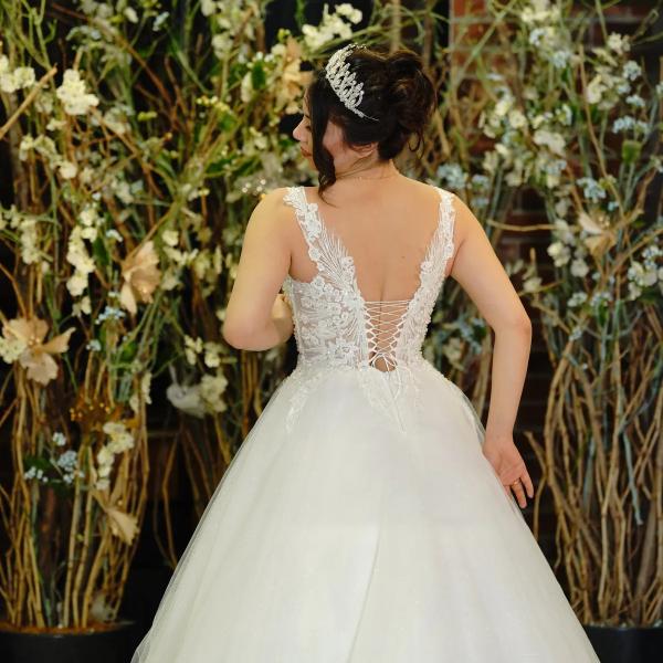 Elite Plus Modehaus defines Hochzeitskleid